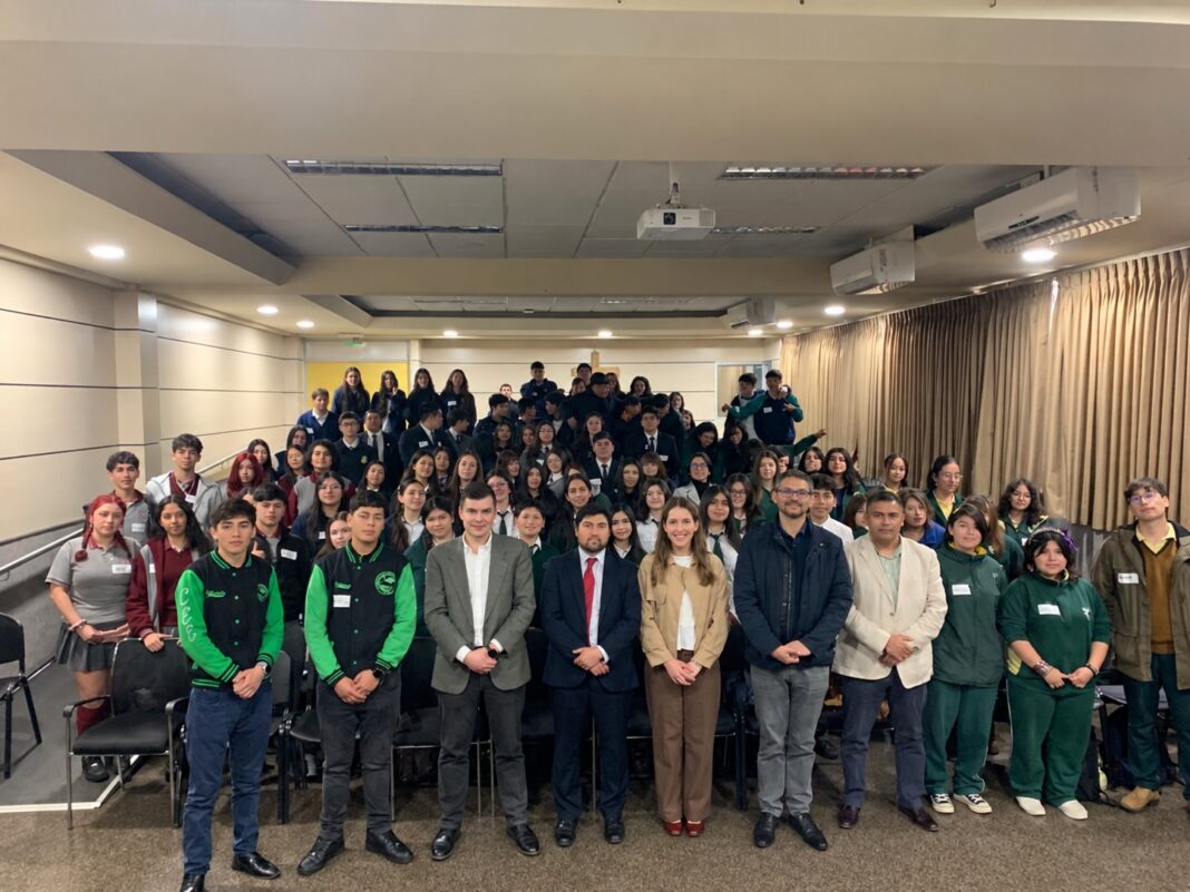 Santo Tomás Temuco e IdeaPaís reunieron a más de 150 escolares en el primer Encuentro de Líderes Jóvenes de La Araucanía